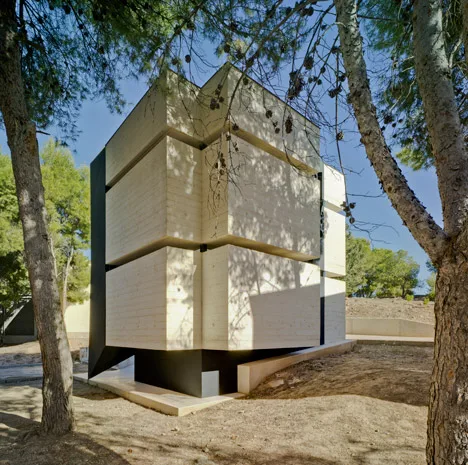 Pantheon-in-Murcia-by-Amparo-and-Andres-MartInez-Vidal_dezeen_468_12 Pantheon in Murcia by Amparo and Andres MartInez Vidal dezeen 468 12 | Singular Architecture